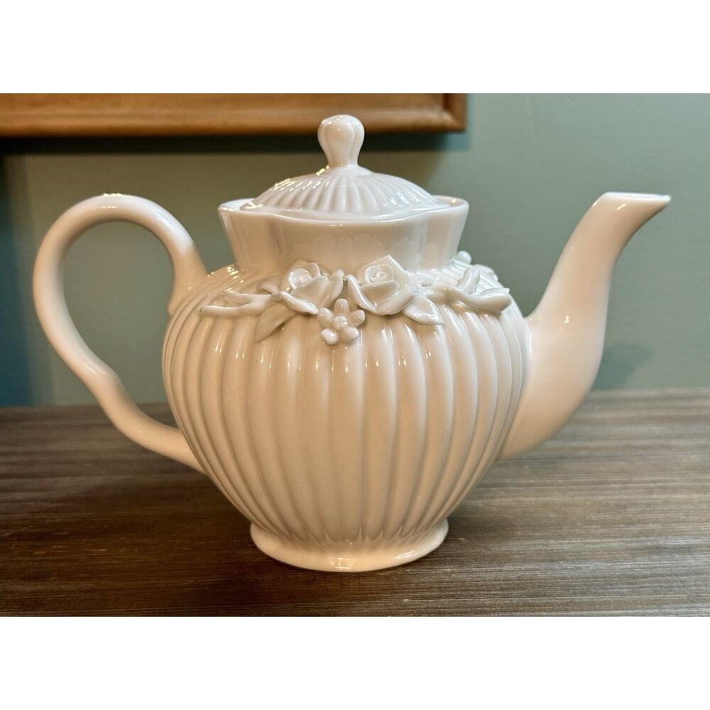 Beautiful I. Godinger & Co. White Ribbed Tea Pot With Victorian Rose Pattern - Picture 2 of 11